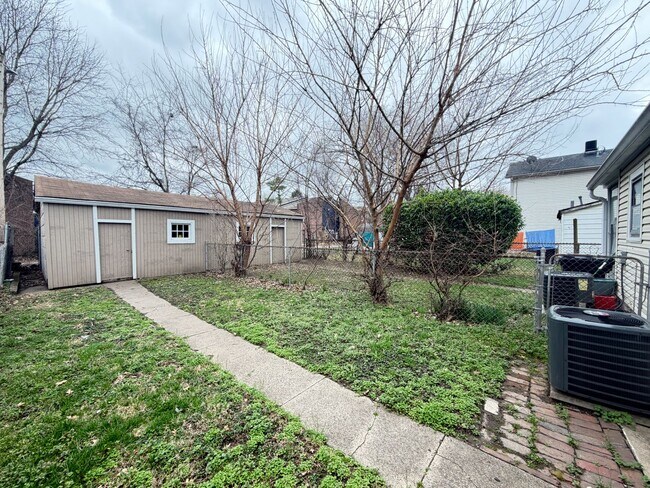 Building Photo - Charming One Bed & One Bath Duplex Unit!