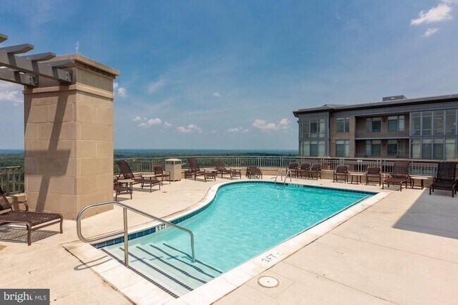 Building Photo - 8220 Crestwood Heights Dr
