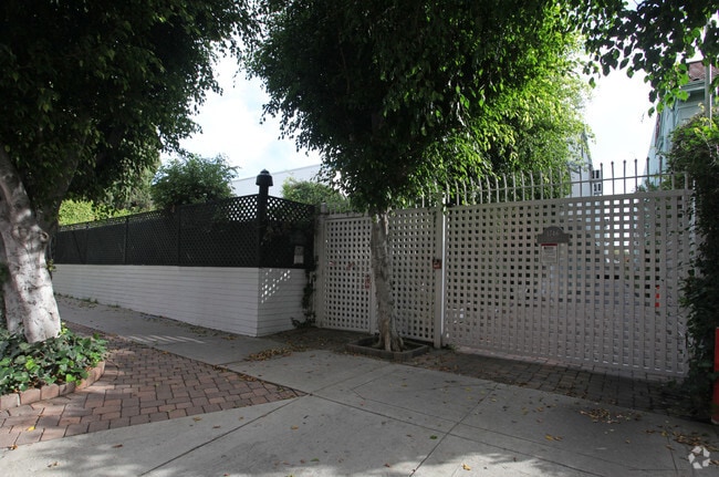 Primary Photo - 1746 N Gramercy Pl