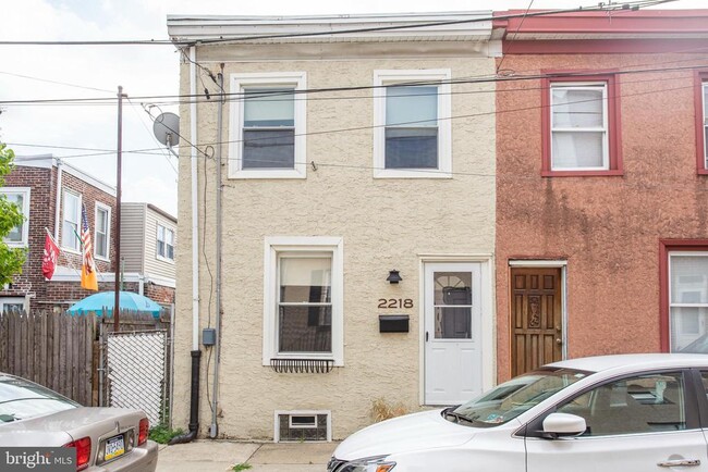Building Photo - 2218 E Oakdale St