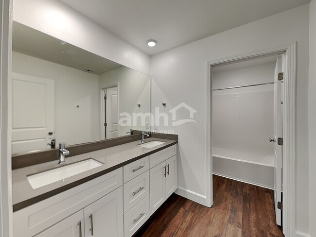 Building Photo - 831 Longwood Gdns St