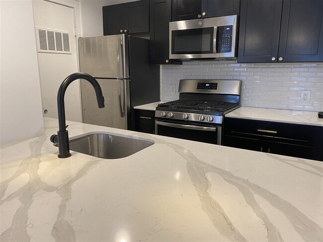 Building Photo - 1024 Clinton St