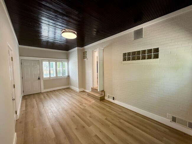 Building Photo - Charming 2BR/1BA Home in Kirkwood – Renova...