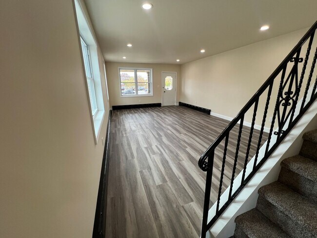 Building Photo - 955 E Main St