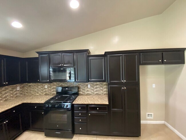 Building Photo - Gorgeous 5 BD 3 BA home available for rent...