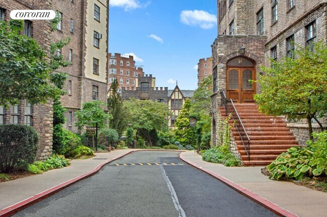 Building Photo - 116 Pinehurst Ave