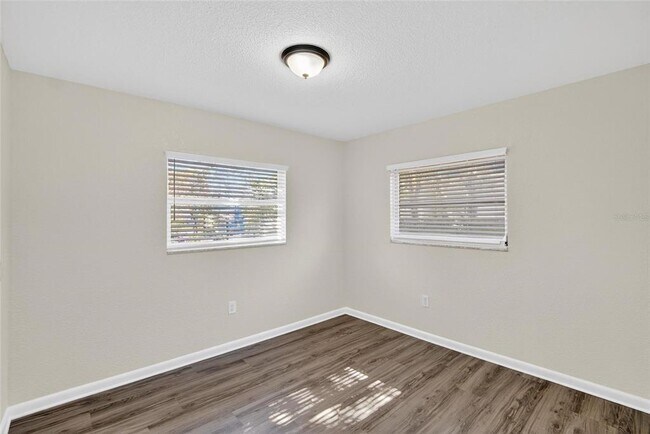 Building Photo - 311 NE 5th St