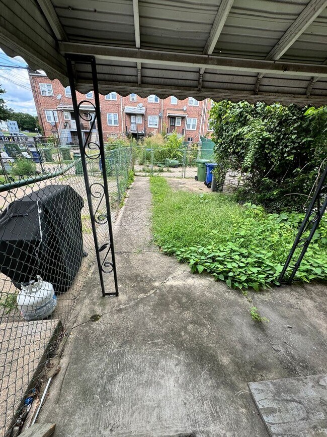 Building Photo - Rowhome for rent in Baltimore!