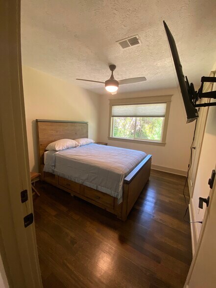 Building Photo - 323 Country Club Dr