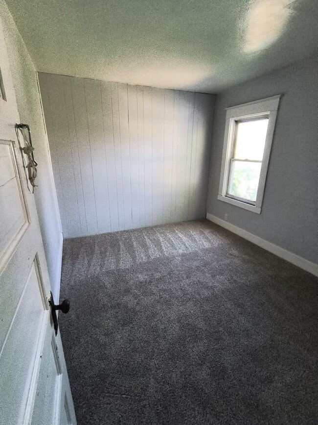 Building Photo - Spacious 3 bedroom Located in East Toledo
