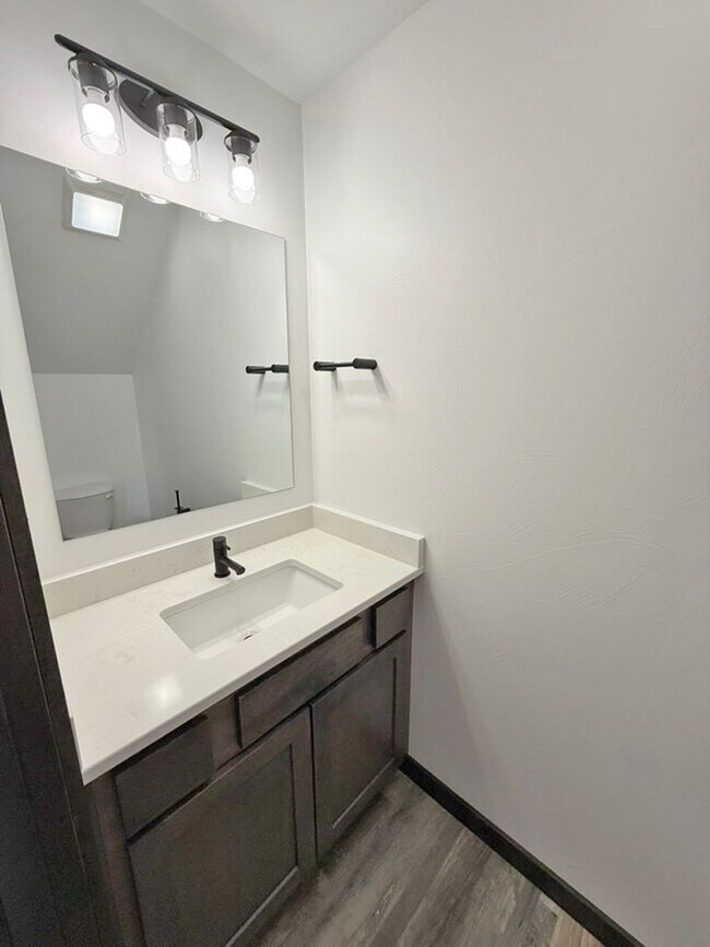 Building Photo - Brand New Condo, Large Windows and Central...