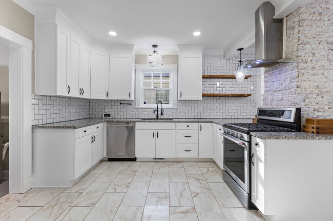 Building Photo - Fully updated home in Port Norfolk