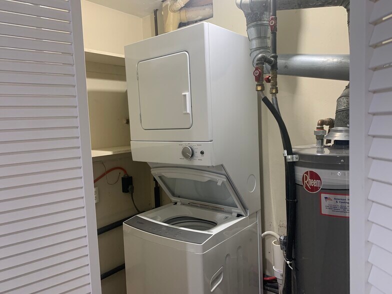 Washer & Dryer - Utility Room - 431 Mason St