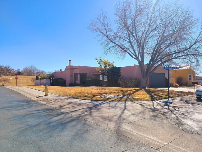 Building Photo - BEAUTIFUL HOME IN A PRIME LOCATION | Showings Coming soon!