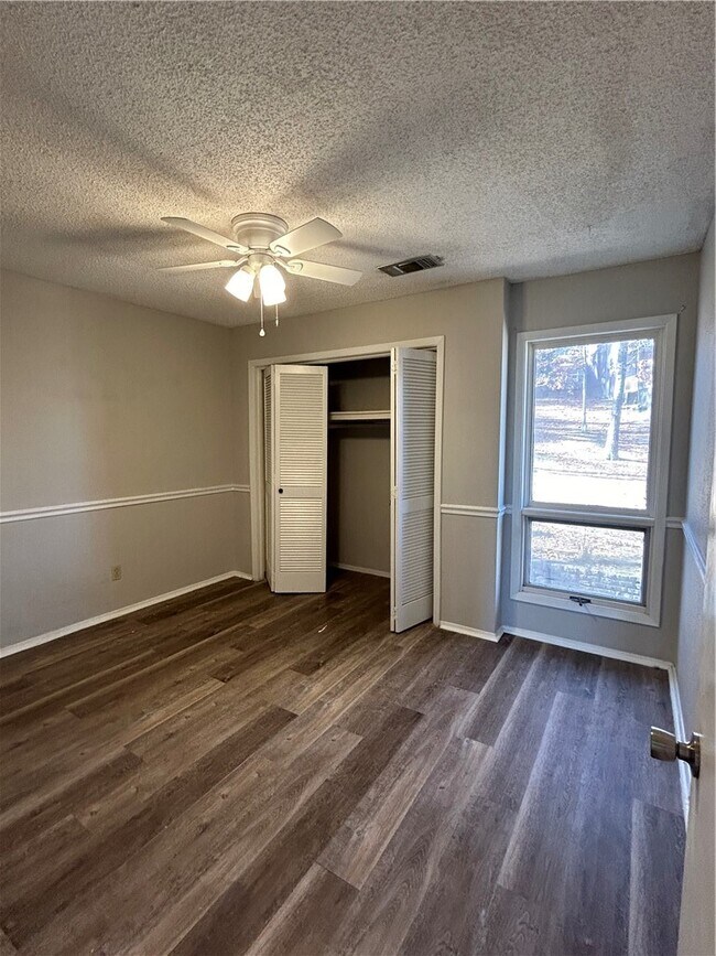 Building Photo - 17 Dogwood Dr