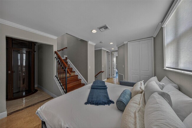 Building Photo - 1215 NE 1st St