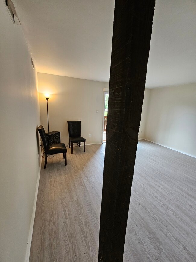 Building Photo - 800 Brook Dr