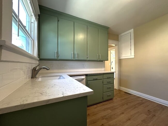 Building Photo - Gorgeous mature home with loads of charm o...