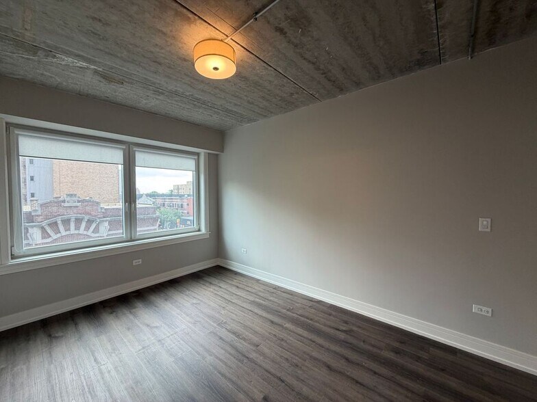 Building Photo - 952 W Carmen Ave