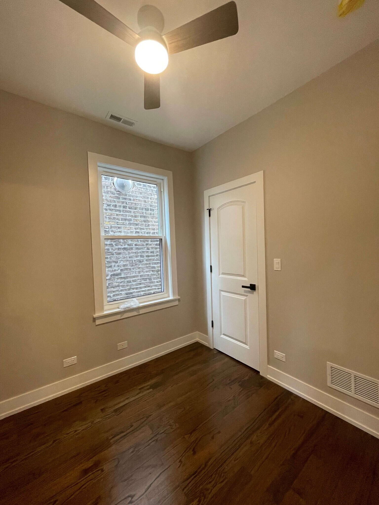 Building Photo - 3141 N Ridgeway Ave