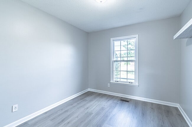 Building Photo - 815 Iris Ln