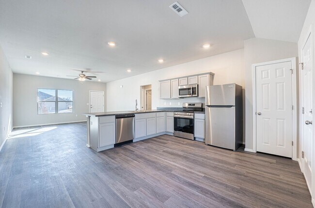 Building Photo - Beautiful Home!