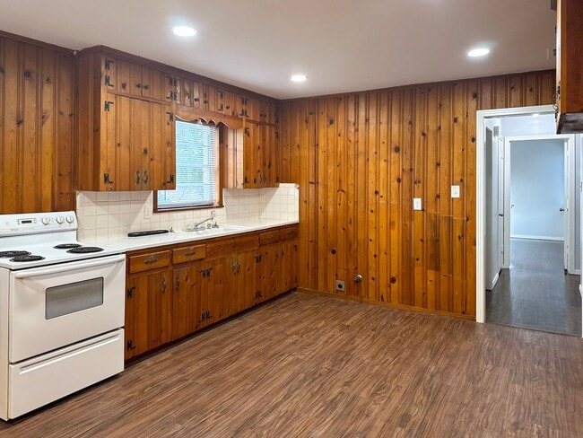 Building Photo - 3 Bedroom / 2 Bathroom