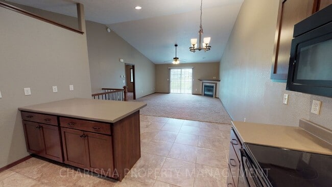 Building Photo - SPACIOUS AND AMENITY FILLED 3 BD, 2.5 BA T...