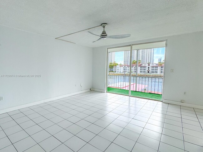 Building Photo - 2980 Point E Dr
