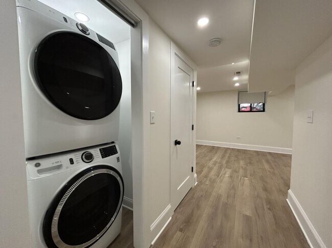 Building Photo - 4 bedroom in Chicago IL 60625
