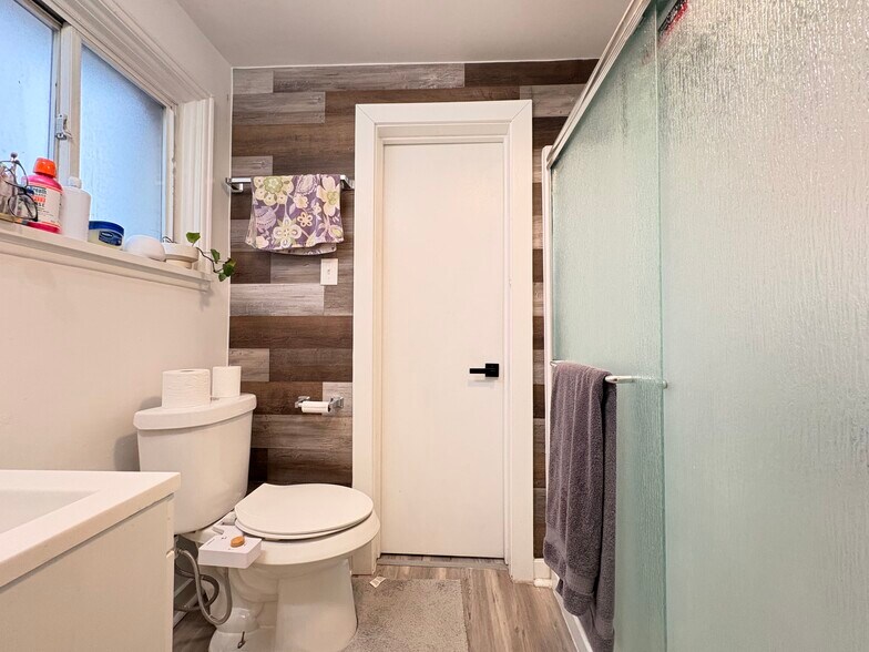 Building Photo - 5737 Hobart St