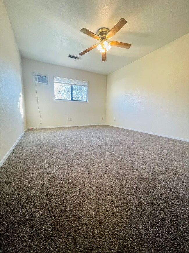 Building Photo - North Merced: $1575 2 Bedroom 1.5 Bath Tow...