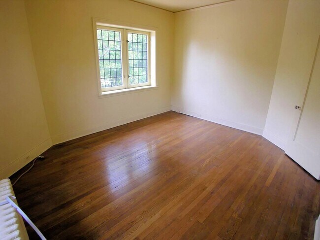 Bedroom - The Schenley Arms