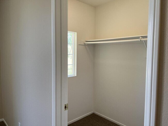 Building Photo - 35992 Lindstrand Ave