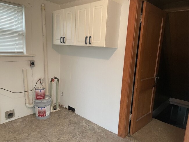 Building Photo - Charming 3 Bedroom Home with Hardwood Floo...