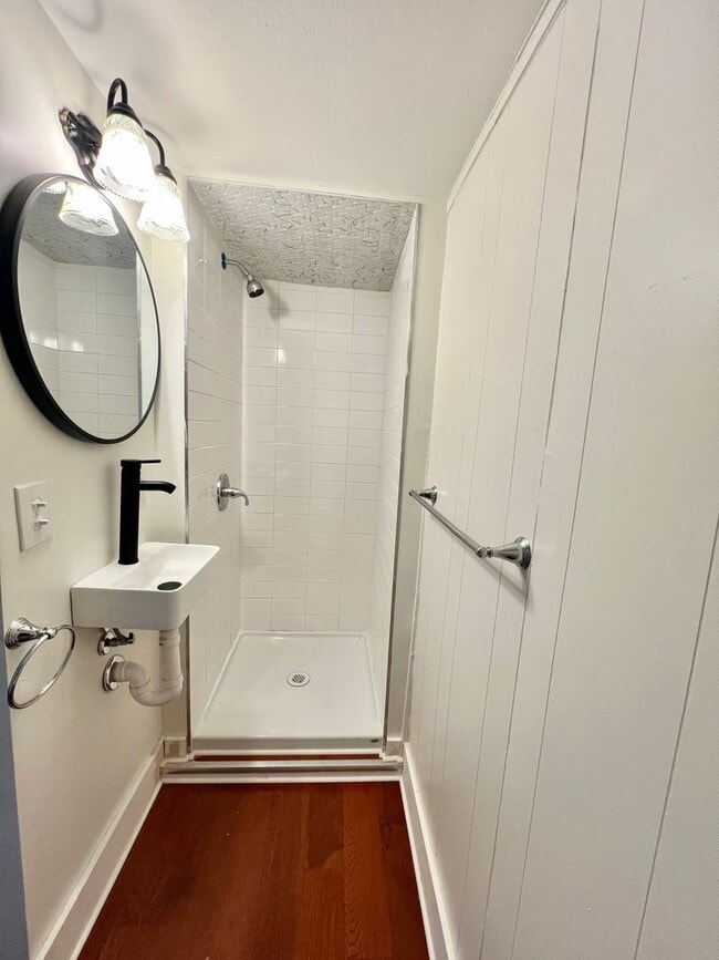 Building Photo - 3 Bedroom 2 Bath City Home Available