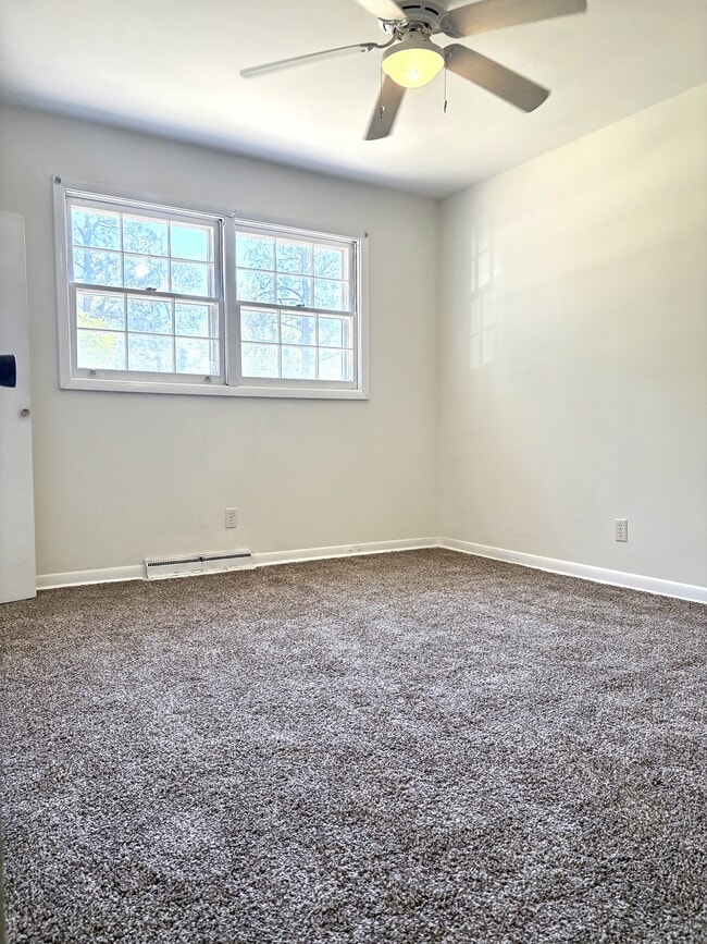 Building Photo - 216 Lakeland Dr