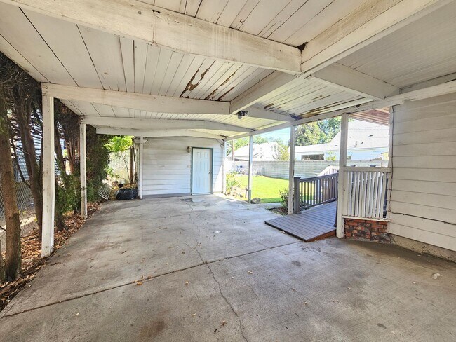 Building Photo - $2,100 - 3 Bed / 3 Bath Charming Home by G...