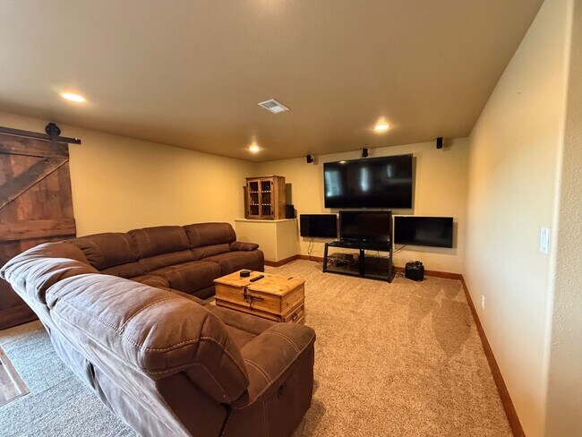 Building Photo - Luxury Furnished Executive Home with Entertainers Basement, Trex Deck & 3-Car Garage