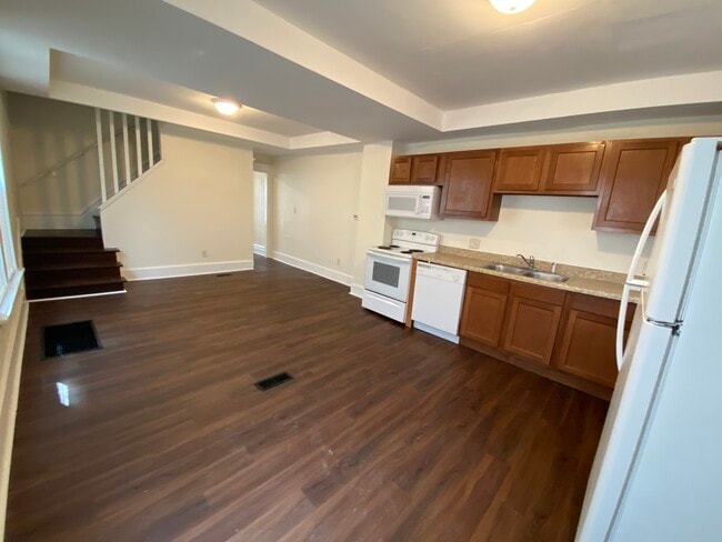 Building Photo - 110 Dana Ave