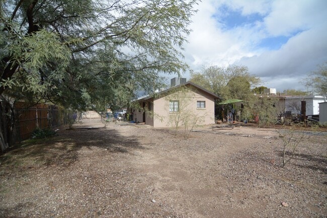 Building Photo - Charming 1 Bedroom 1 Bath Duplex! Central ...