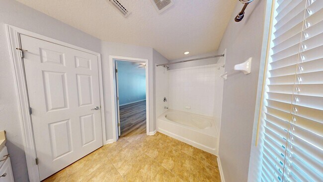 Building Photo - Beautiful 3 bedroom, 2.5 bathroom townhome