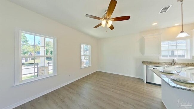 Building Photo - 2 bedroom in PENSACOLA FL 32501