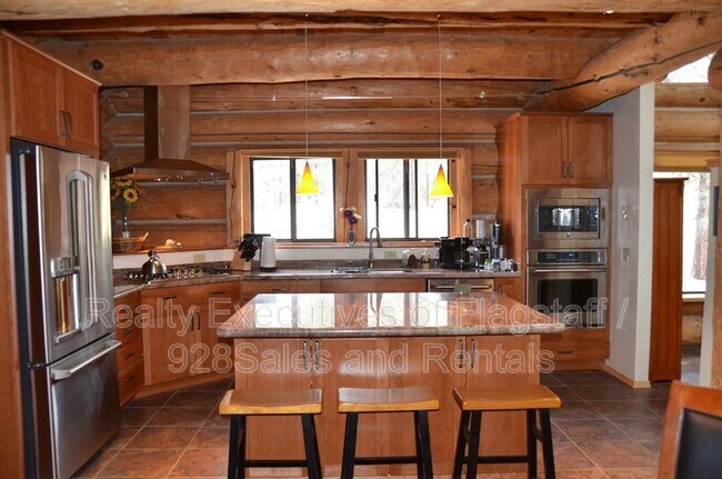 Building Photo - 1500 E Iris Trail