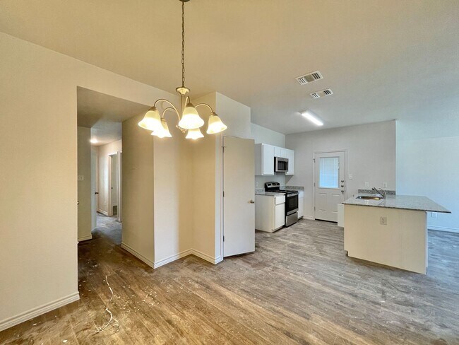 Building Photo - 1712 Clovis Dr