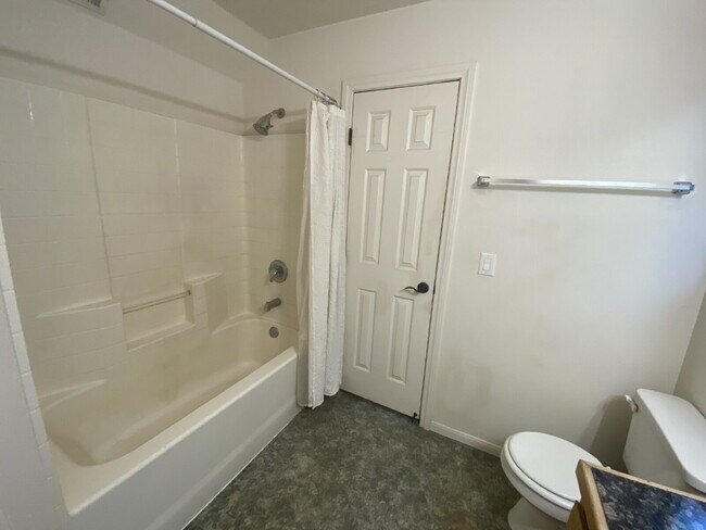 Building Photo - "2-Bedroom Condo in Saint George - Cozy Comfort with Modern Touches!"