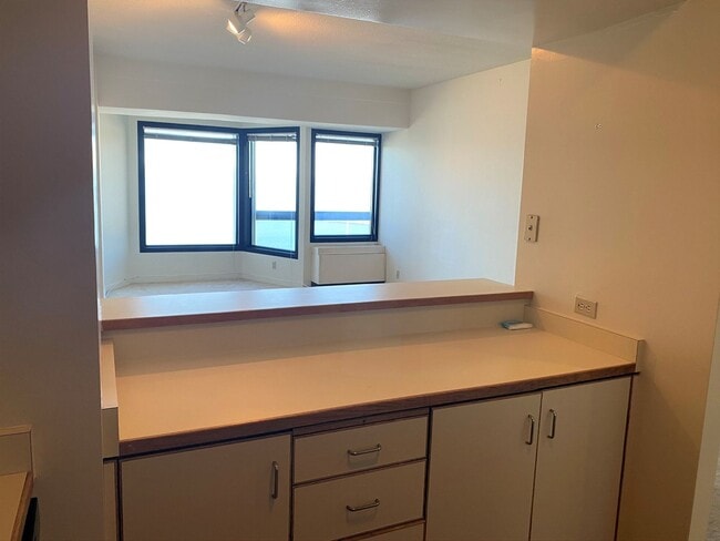 Building Photo - 1BD/1BATH Condo Available in Pacific Park Plaza