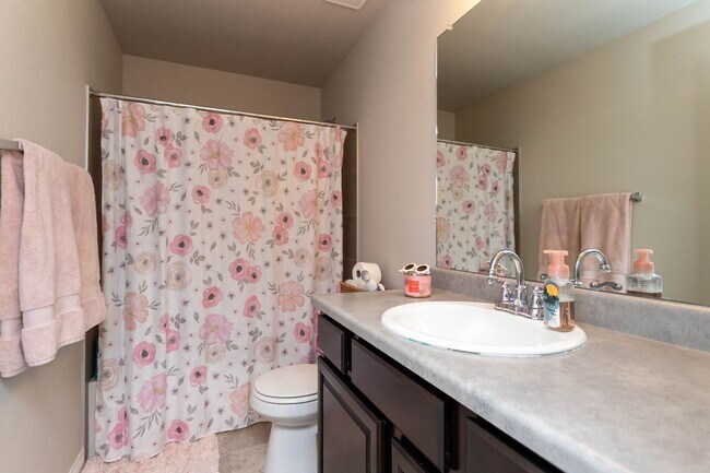 Building Photo - Bright & Beautiful 4BD Home in Lorson Ranc...