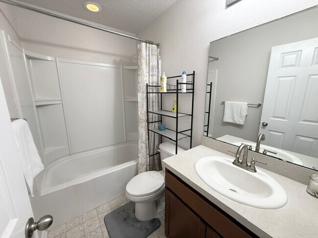 Building Photo - Beautiful home available for rent in the d...