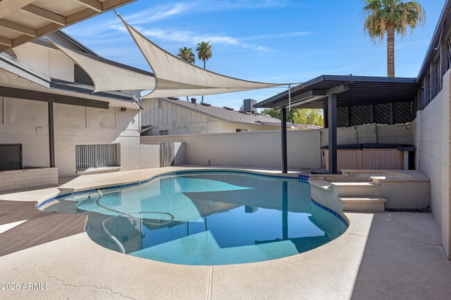 Building Photo - 1627 E Fremont Dr